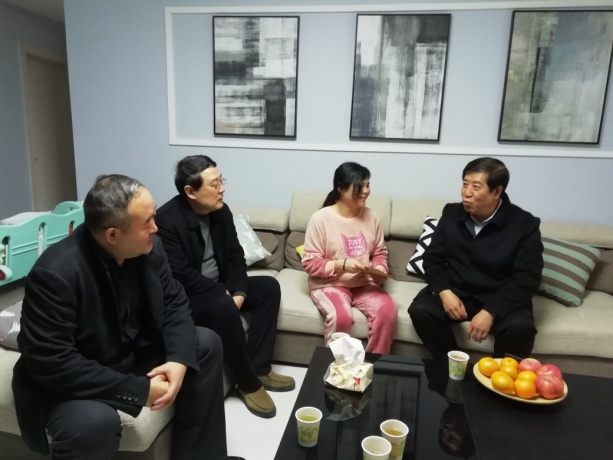 省國資委領(lǐng)導(dǎo)慰問糧農(nóng)集團困難職工