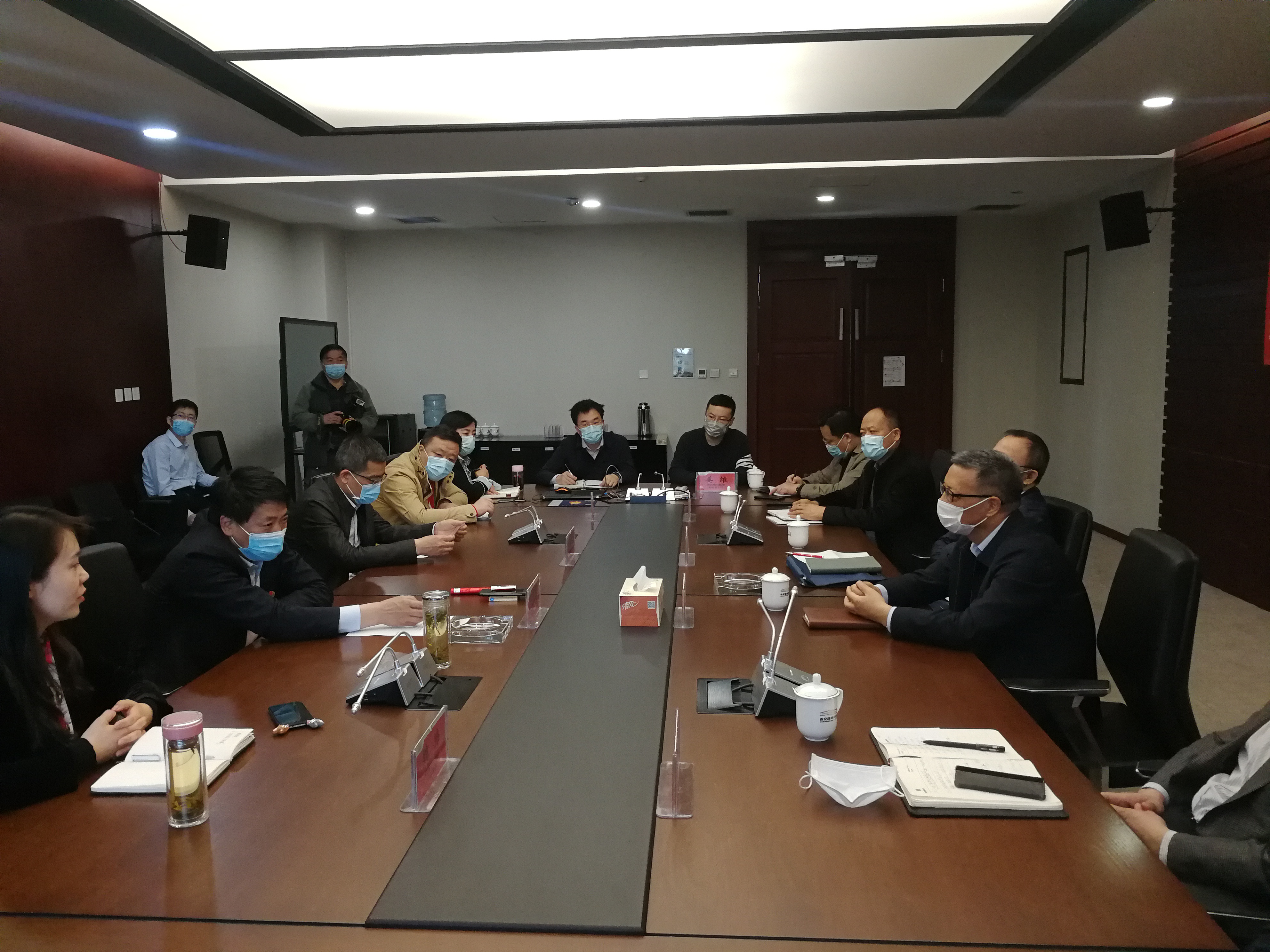 劉利民董事長與西安國際港務區(qū)管委會主任孫藝民舉行會談